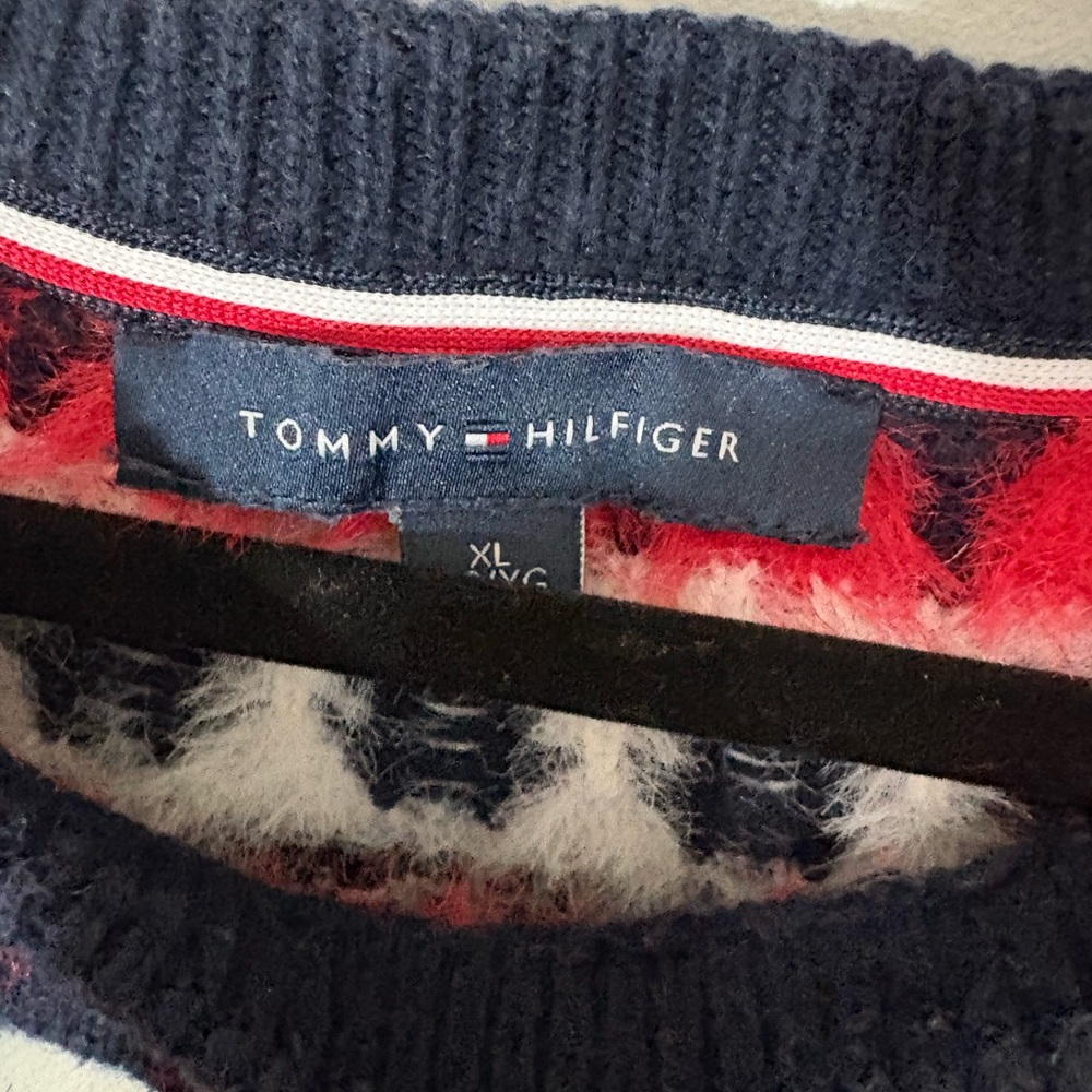 Tommy Hilfiger Women's Sweater in Navy with Red and White Pattern - Picture 4 of 8